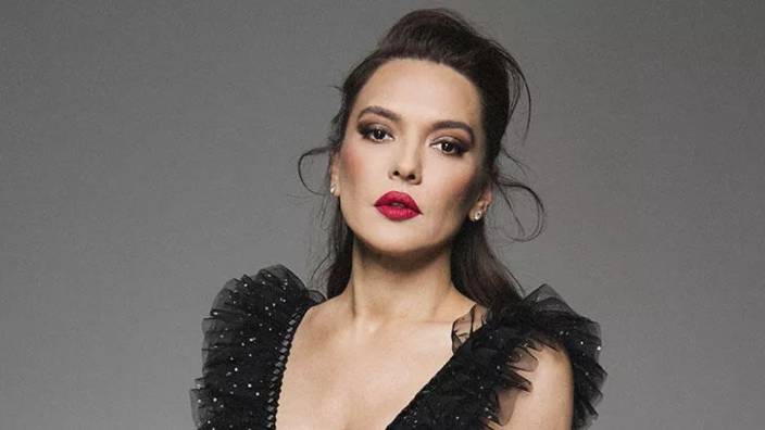 Demet Akalın'dan Ramazan önerisi: TV'de hocalara para vereceğinize fakir fukaraya dağıtın Demet Akalın'dan Ramazan önerisi: TV'de hocalara para vereceğinize fakir fukaraya dağıtın