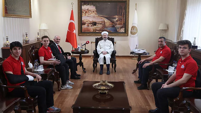 Diyanet İşleri Lideri Erbaş, TEKNOFEST birincisi öğrencileri ağırladı