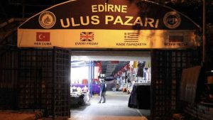 Edirne’de Ulus Pazar esnafı bayram alışverişi için tezgahlarını gece saatlerinde açtı