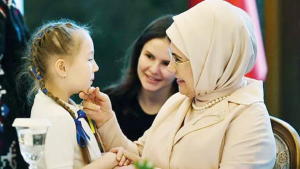 Emine Erdoğan'dan Ukraynalı çocuklara: Sizleri torunlarımdan ayırmıyorum
