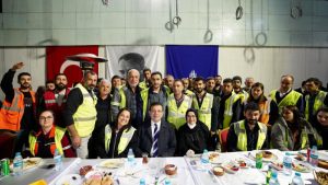 İmamoğlu, yerin altında metro çalışanlarıyla iftar yaptı
