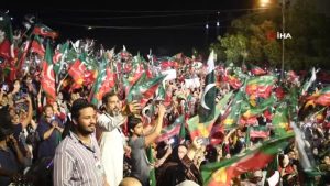 Pakistan'da vazifeden alınan Khan'ın destekçileri sokaklara döküldü