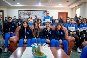 Şampiyon voleybolcu kızlardan Lider Akay'a kupalı teşekkür
