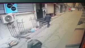 Son dakika haber | Fatih'te "haraç kesme" husumetinde hususla alakasız bir kişi öldürüldü... O anlar kamerada