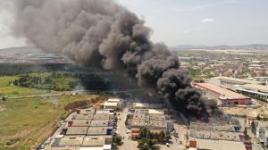 Tuzla'da vernik fabrikasında büyük patlama! İtfaiye takımları yangına müdahale ediyor