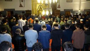 Van'da Kadir Gecesi'nde 455 yıllık tarihi cami doldu taştı
