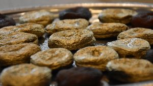 Yenilebilir altın kapladığı kayısının kilosunu 10 bin liradan satıyor!