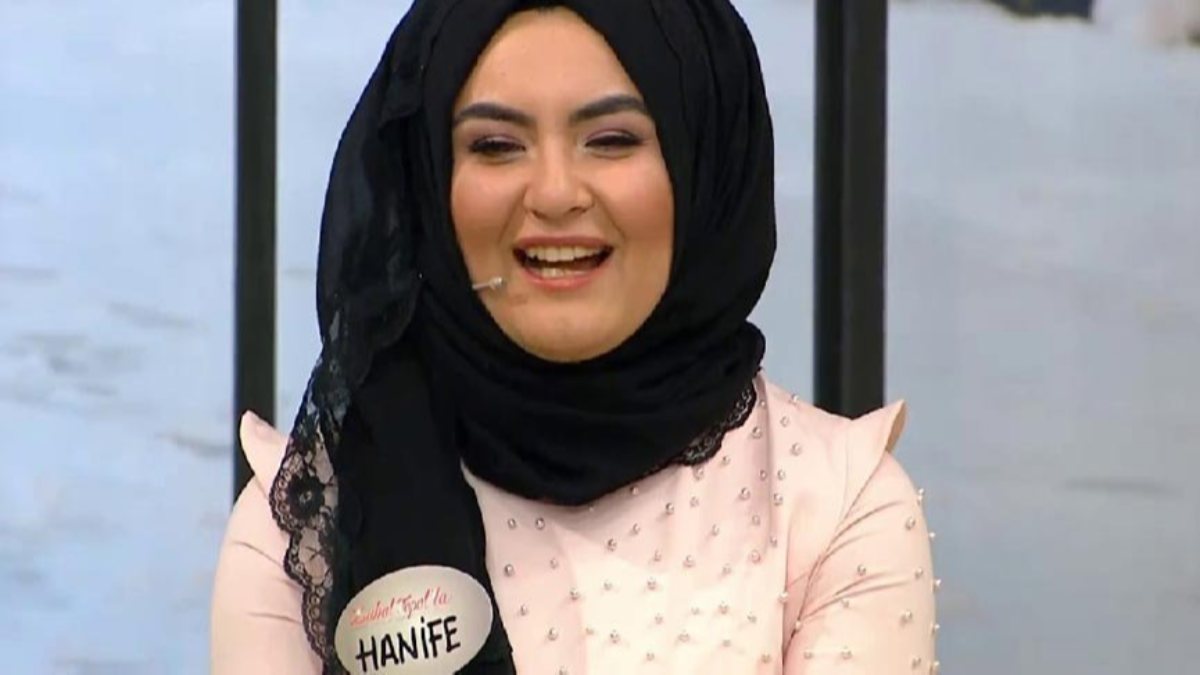 Açıldıkça açılan gelin adayı Hanife Gürdal bordo dantelli geceliğiyle sere serpe uzandı! 'Özelin kalmadı pes'