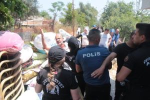 Adana'da 2 katlı konutun yıkımında arbede