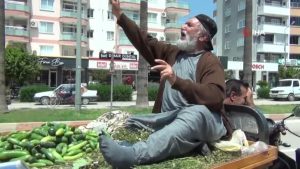 Adana'da 4 kilo salatalığı 10 liraya satan seyyar satıcı Ahmet Çürümez: "Kilosunu 10 TL'ye satan da bende para kazanıyorum"