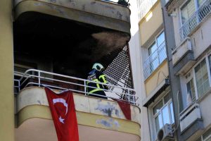 Adana'da dairenin kullanılamaz hale geldiği yangında Türk bayrakları ziyan görmedi