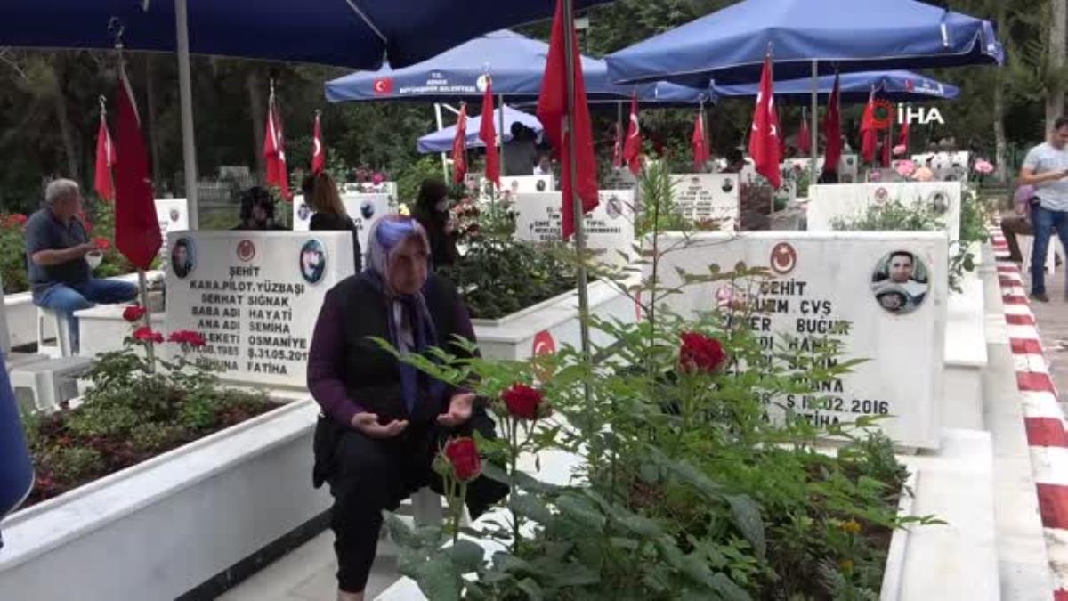Adana'da şehitliklerde hüzünlü bayram arifesi Adana'da şehitliklerde hüzünlü bayram arifesi