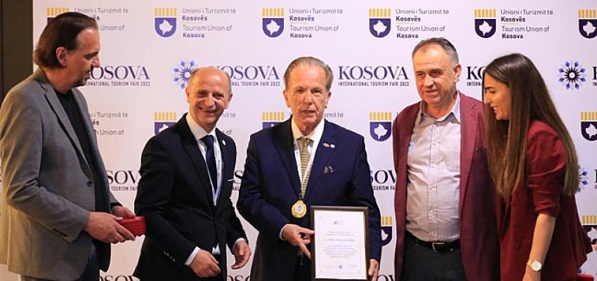 “Akın Kazançoğlu Kosova’nın Fahri Turizm Büyükelçisi Olarak Ödüllendirildi” “Akın Kazançoğlu Kosova’nın Fahri Turizm Büyükelçisi Olarak Ödüllendirildi”