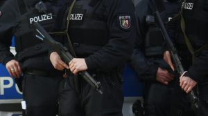 Almanya'da yeğenine oyuncak silah alan Türk vatandaşının meskeni polis tarafından basıldı