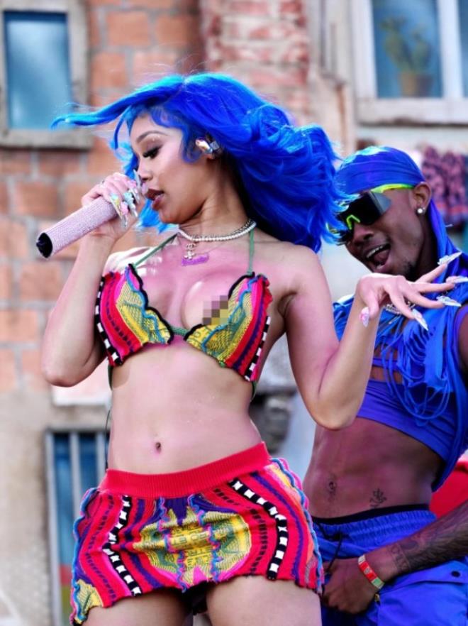 Amerikalı rap müzikçisi üzücü frikik verdi! Sahnede göğsü açıldı Amerikalı rap müzikçisi üzücü frikik verdi! Sahnede göğsü açıldı