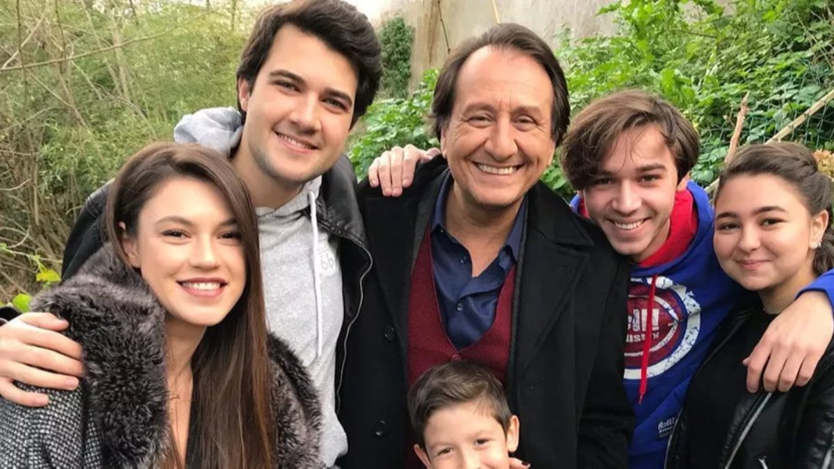 Arka Sokaklar'ın Metin'i romantik bir aşık çıktı, öyle bir kare paylaştı ki... Hüsnü Çoban'a yeni gelin! Arka Sokaklar'ın Metin'i romantik bir aşık çıktı, öyle bir kare paylaştı ki... Hüsnü Çoban'a yeni gelin!