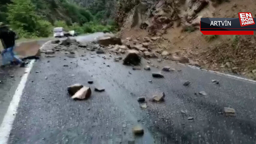 Artvin'de kopan kaya parçaları nedeniyle yol kapandı Artvin'de kopan kaya parçaları nedeniyle yol kapandı
