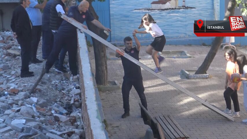 Avcılar'da okuldaki öğrenciler bahçede mahsur kaldı
