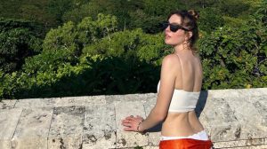 Bali'de tatil yapan Melis Sezen, dekolteli kıyafetleriyle arka arda pozlar verdi