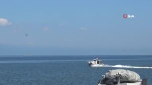 Beyşehir Gölü üzerinde bot ve paraşütçü atma tatbikatı