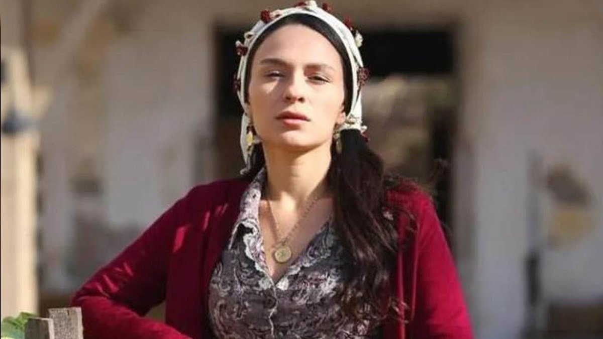 Bir Zamanlar Çukurova'nın Saniye'si açılıp saçıldı, sütyensiz pozları olay oldu! 'Hiç giymeseydin gözüküyor'