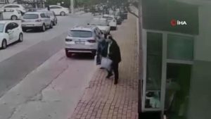 Cadde ortasında bayana şiddet kamerada