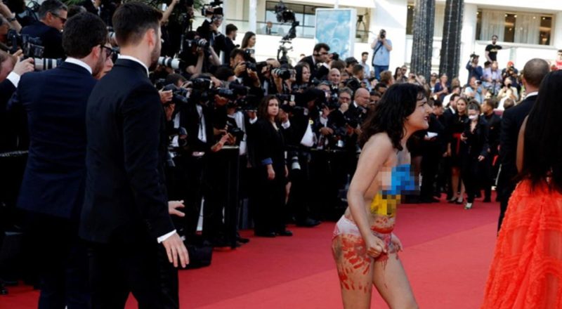 Cannes Sinema Şenliği'nde protesto! Genç bayan "Bize tecavüz etmeyi bırakın" diyerek kırmızı halıda soyundu