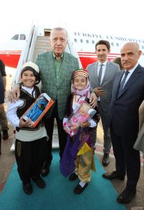 Cumhurbaşkanı Erdoğan'a, gençlik şölenine katılacağı Adana'da coşkulu karşılama