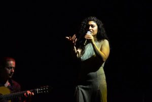 Elif Sanchez'den 3 lisanda unutulmaz konser