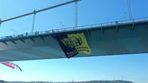 Harika Lig'e yükselen Ankaragücü'nün bayrağı İstanbul'daki boğaz köprülerine asıldı