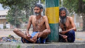 Hindistan'da 46 dereceye ulaşan hava sıcaklığı nedeniyle eğitim, tarım ve güç kaynakları konusunda sıkıntılar yaşanıyor