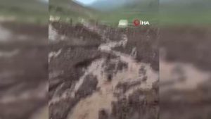 Iğdır'da sağanak sele neden oldu, köy yolu ulaşıma kapandı