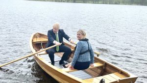 İsveç'i ziyaret eden Boris Johnson'ın Başbakan Andersson ile sandal sefası