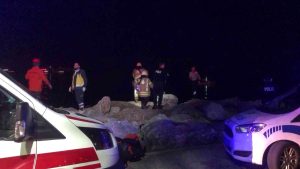 Kadıköy Kıyısı'nda kayalıklara düşürdüğü telefon kulaklığını almaya çalışırken sıkışan bir kişi 3 buçuk saat sonra kurtarıldı