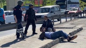 Kadıköy'de güzergah dışına çıkan dolmuşçunun E-5'e indirdiği yolcuya motosiklet çarptı