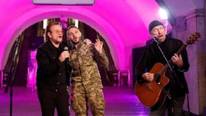 Kiev'de U2 müzik grubu moral konseri verdi