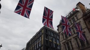 Kraliçe Elizabeth'in tahttaki 70'inci yıldönümü için Londra sokakları bayraklarla donatıldı
