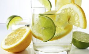 Limonlu su içmenin faydaları neler kemik erimesini durduruyor!