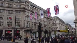 Londra sokakları Kraliçe II. Elizabeth'in fotoğraflarıyla ve bayraklarla süslendi