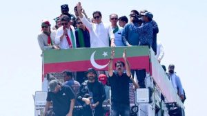 Pakistan'da İmran Khan destekçileri sokağa döküldü