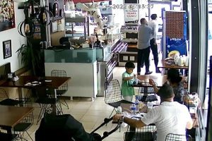 Restoran işletmecisi 'Heimlich manevrası' ile hayat kurtardı