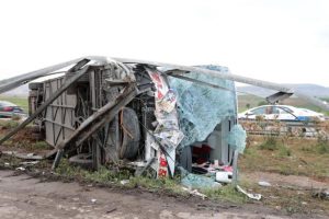 Son dakika haberleri! Gaziantep'te TIR'la çarpışan yolcu otobüsü devrildi: 14 yaralı