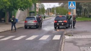 STOCKHOLM - Irkçı siyasetçi Paludan, İsveç'te polis müdafaasında Kur'an-ı Kerim yakmaya devam ediyor