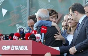 Takviye açıklamasından sonra Canan Kaftancıoğlu, Kılıçdaroğlu'na sarıldı