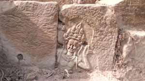 Tapınağın duvarında bulunan figür takımları bile şaşırttı! 12. yüzyıldan kalma peri figürü gün yüzüne çıktı