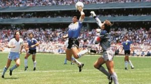 Tarihe geçti! Maradona'nın "Tanrı'nın eli" golünü atarken giydiği forma rekor fiyata satıldı