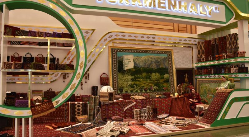 Türkmenistan'da "Halı Bayramı" münasebetiyle fuar düzenlendi