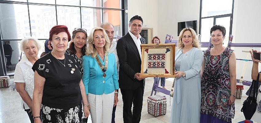 Aliağa Gençlik Merkezi’nde Tarihi Helvacı Kilimi Standı Aliağa Gençlik Merkezi’nde Tarihi Helvacı Kilimi Standı