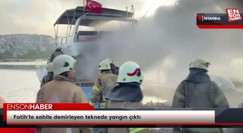 Fatih'te sahile demirleyen teknede yangın çıktı Fatih'te sahile demirleyen teknede yangın çıktı