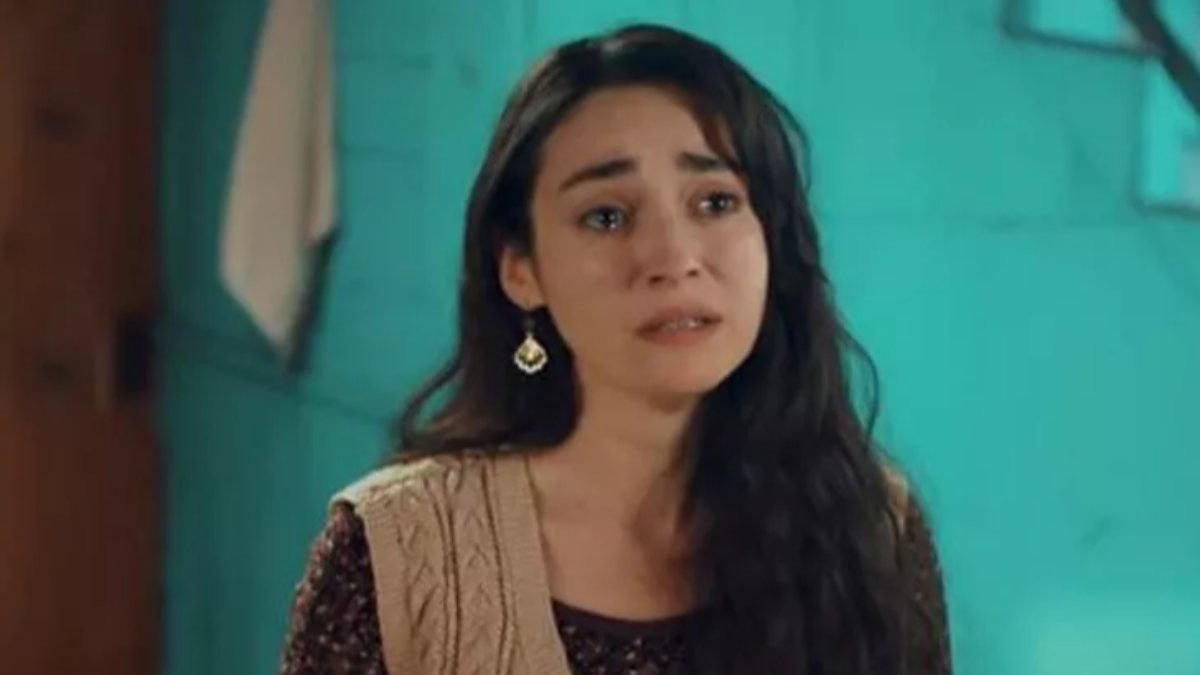 Gönül Dağı'nın Cemile'si kayalıklara çıktı, kasığına kadar yırtık eteğiyle poz verdi! 'Bacaklar müthiş'